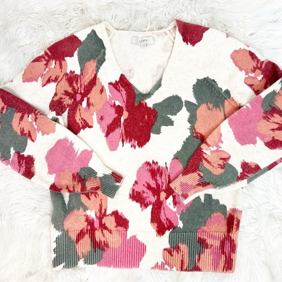LOFT Sweaters - LOFT OFF-WHITE PINK GREEN FLORAL V-NECK LONG SLEEVE SWEATER WOMENS MEDIUM